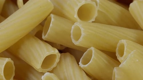 Nahaufnahme von rohen Penne-Nudeln, Textur oder Hintergrund, italienisches Design.