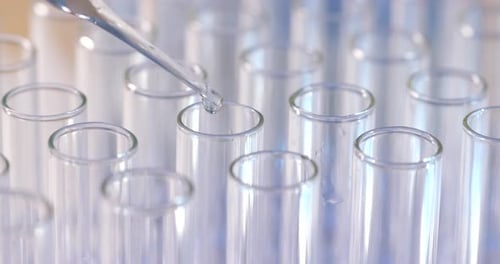 Chimiste effectuant des expériences scientifiques avec des produits chimiques