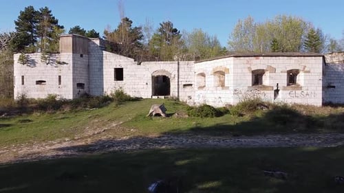 Antiguo fuerte militar abandonado - V4