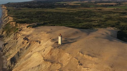 Vol de Drone descendant vers le phare de Rubjerg Knude Hjorring Danemark