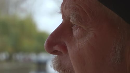 Das Gesicht und die Augen eines alten Mannes. Große Falten im Gesicht eines alten Mannes. Gesicht hautnah. Ein Senior c