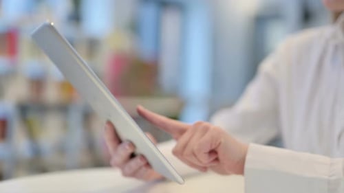 Nahaufnahme Frau tippt auf Tablet auf Tisch