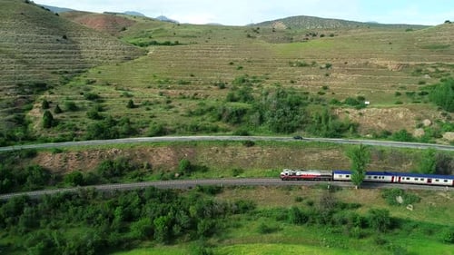 Bahnüberfahrt und Autobahn