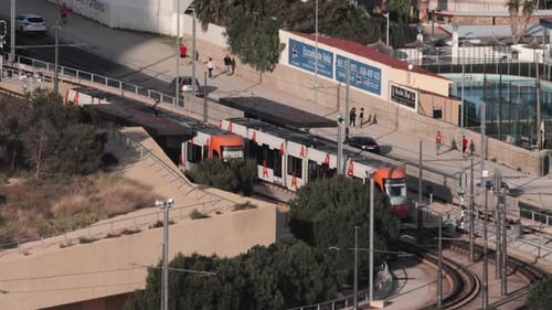 Stadtansicht mit Auto- und Straßenbahnverkehr