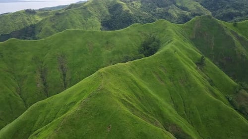 Luftaufnahme von Tropical Blue Ocean Bay und Green Hills