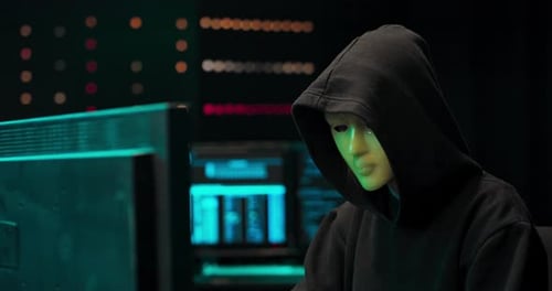 Hacktivista mascarado organiza ataque massivo de violação de dados em servidores Corporativo Ele está no subsolo