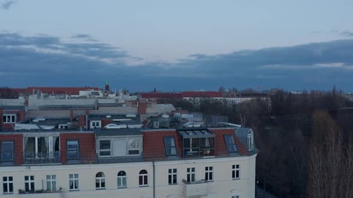 Zeitlupenansicht des traditionellen Ziegelhauses auf der anderen Straßenseite mit geparkten Fahrzeugen und