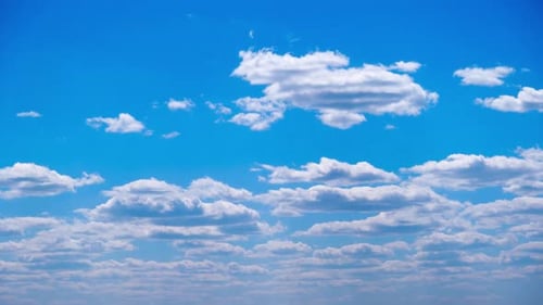 Timelapse des nuages blancs se déplacent et se dissolvent dans l'espace nuageux du ciel bleu