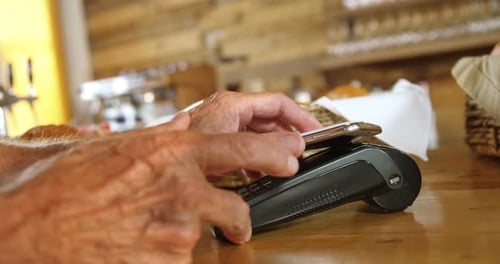 Älter Mann zahlt über NFC-Technologie 4k