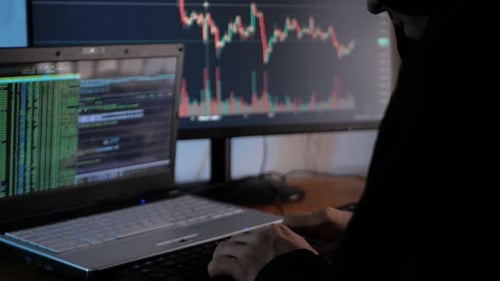 Männlicher Hacker stiehlt nachts Kryptowährung Hacks in Exchange- und Sicherheitssystem stiehlt Token und