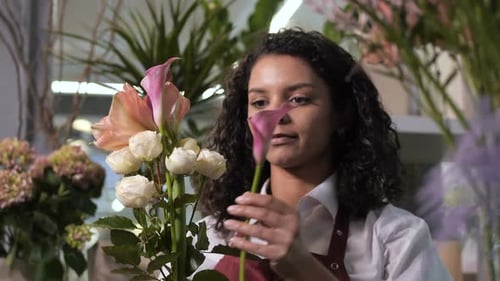 Fleuriste professionnel créant un bouquet de fleurs