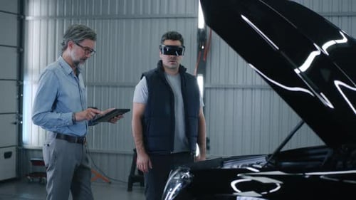 Mechaniker im VR-Headset und Manager zusammen
