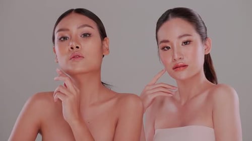 Couple de belles filles à la peau blanche et à la peau bronzée.