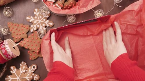 Emballage de biscuits traditionnels au pain d'épice faits maison comme cadeaux alimentaires.