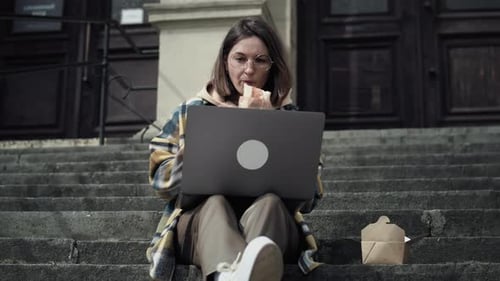Freelancer isst während ihrer Remote-Arbeit