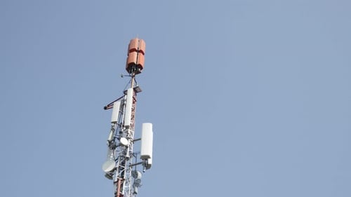 Moderne Telekommunikationsschüssel und Panel auf Antennensystem 4K 3840X2160 UHD kippbares Filmmaterial - Wiederholung