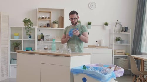 Homme triant les déchets