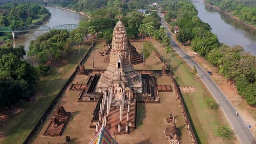 Luftaufnahme des Wat Phra Sri Rattana Mahathat Rajaworaviharn Tempels und Buddha in Si Satchanalai