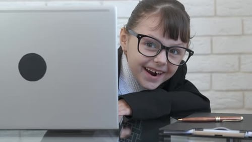 Kopf am Computer verstecken.