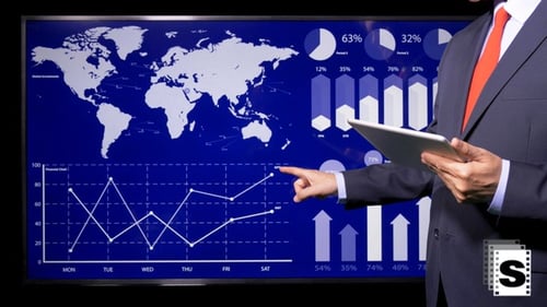 Geschäftsmann analysiert Finanzen