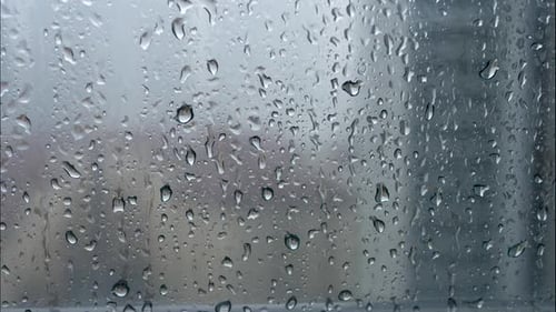 Fenêtre en verre de solitude triste en cas de pluie