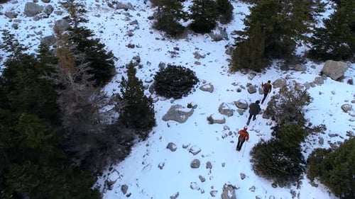 Bergsteiger gehen im Winter