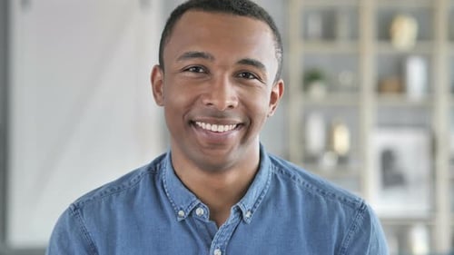 Lachender junger afrikanischer Mann