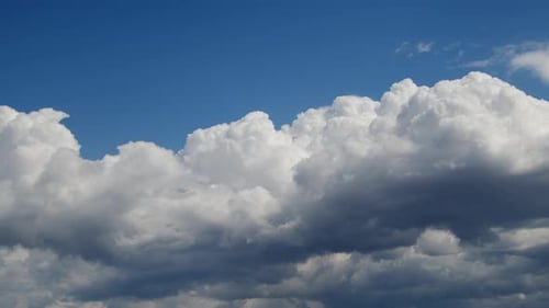 Nuages de pluie de cumulus brillants se déplaçant dans le ciel