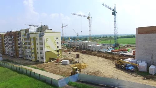 Construcción de cajas de rascacielos modernos en la etapa inicial
