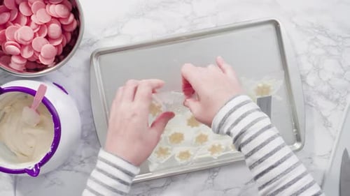Flache Lage. Schritt für Schritt. Geschmolzene Schokolade in eine Plastikschokoladenform in Form von Schnee gießen