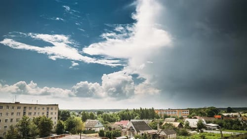 Bewölkter Himmel mit flauschigen Wolken über der Stadt am Sommertag vor dem Regen
