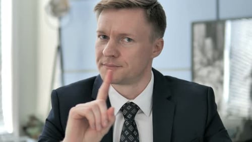 Nein, Geschäftsmann lehnt mit winkendem Finger ab