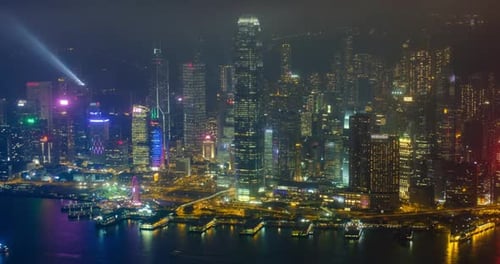 Zeitraffer der beleuchteten Skyline von Hongkong aus der Luft. Hongkong, China