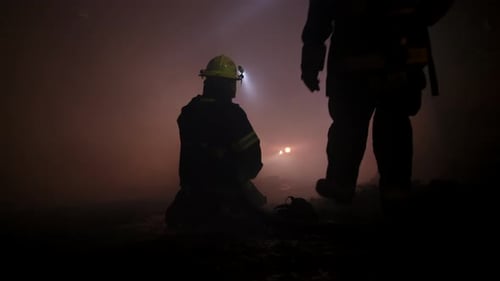 люди в спасательных жилетах в темном туннеле