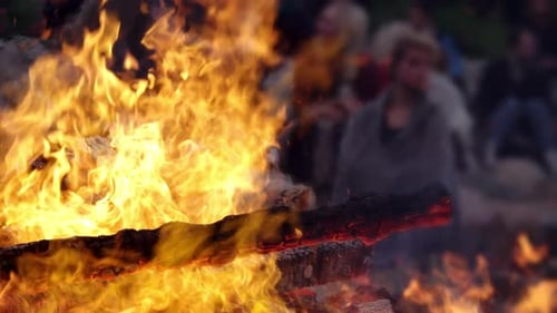 Holzhaufen, der in glühende Flamme brennt