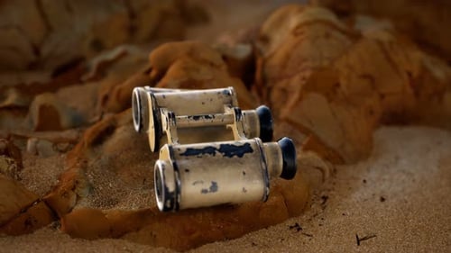 Vieilles jumelles militaires allemandes sur la plage de sable