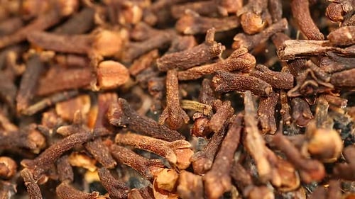 Montón de sabrosos clavos secos, aditivo aromático para platos y bebidas calientes