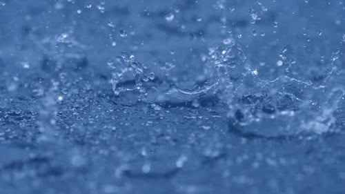 Fortes pluies sur l'eau, Ralenti
