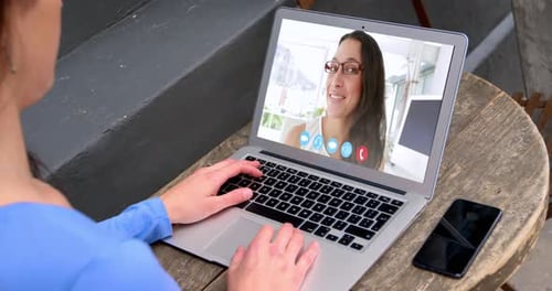 Mujer hablando en videoconferencia en su portátil