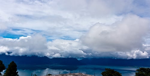 Lac Maninjau et nuages Laps de temps 3 - 3K