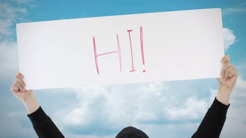 HALLO! Text auf einem Plakat gegen den Himmel