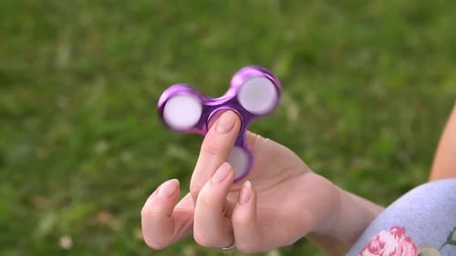 Jeune fille s'amusant à l'extérieur avec Spinner, Slow Ralenti.