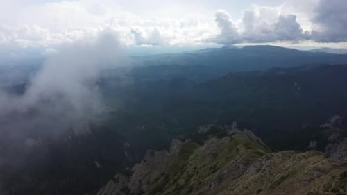 Fliege durch die Wolken über den Rocky Mountains