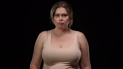 Vue de face Une femme caucasienne de grande taille sérieuse et triste élevant un message non à vendre en regardant la caméra