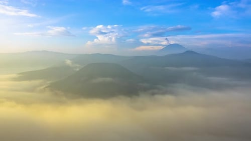 Morgennebel und aktive Vulkane
