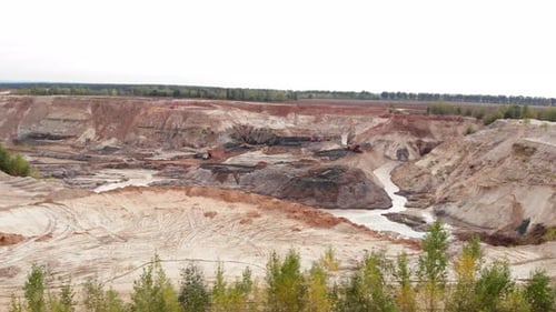 Cantera minera de arcilla o mineral de hierro. Camiones de maquinaria en mina de litio.