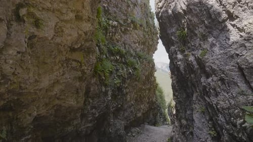 Passage étroit dans les rochers