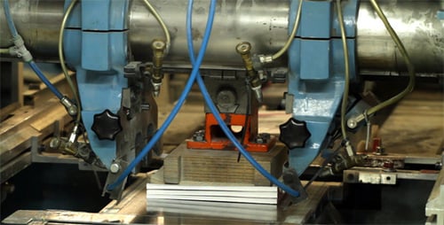 Papier-Guillotine in Bewegung