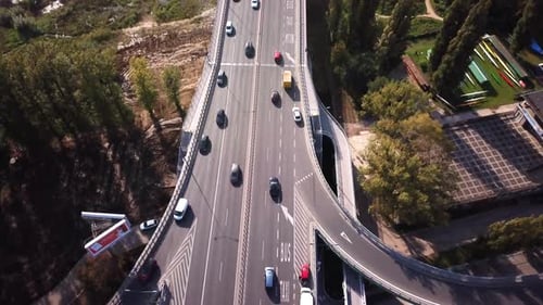 Die
Luftaufnahme konzentriert sich auf gelbe Lastwagen, die die Brücke überqueren, den Verkehr auf der Brücke. Autos fahren. 4K. Cr