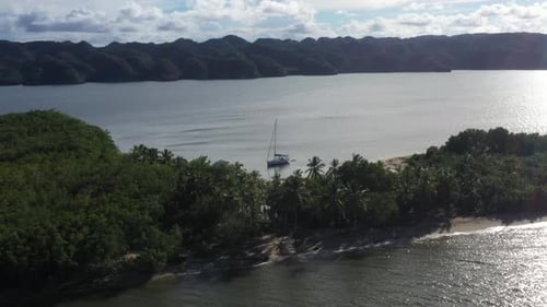 4k 24fps Droni Im Karibikstrand Mit Bergen dahinter Und Das Segelboot Im Wasser
